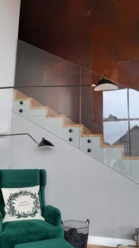 schody z balustradą szklaną